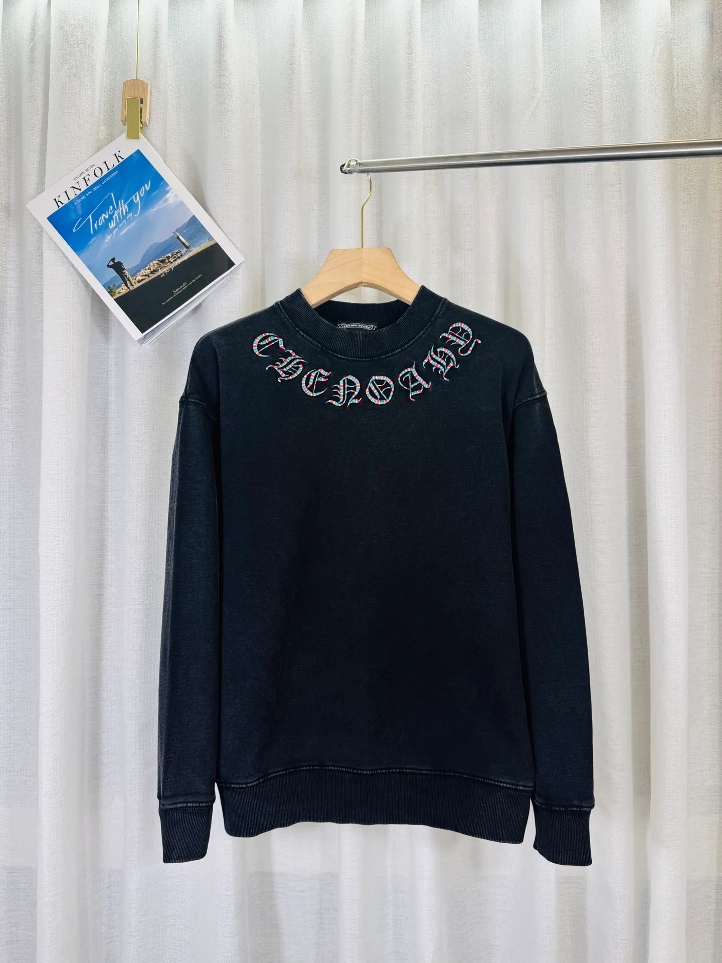 P270 top version, real shot without P, ​​different from market currency) 𝗖𝗵𝗿𝗼𝗺𝗲 𝗛𝗲𝗮𝗿𝘁𝘀/Cro Heart 2025 washed patch embroidery autumn and winter new original single counter American laser burnt 3D three-dimensional color embroidered couple casual sweatshirt 👑The highest version! Customized fabric 430g tripe terry fabric! American acid-washed and distressed original fabric laser burnt ✟appliqué embroidery and exquisite embroidery of letters! The best-selling model in the counter, very comfortable to wear. Accessories: original molded and authenticated collar label➕100% silk wash label. Genuine purchase-grade original hangtag➕matching hanging rope➕3D hanging beads➕original packaging bag. Craftsmanship: The original version has consistent wiring! The highest version of the armhole matching technique! Color: Gray Black Size: S M L XL Style No.: 9306